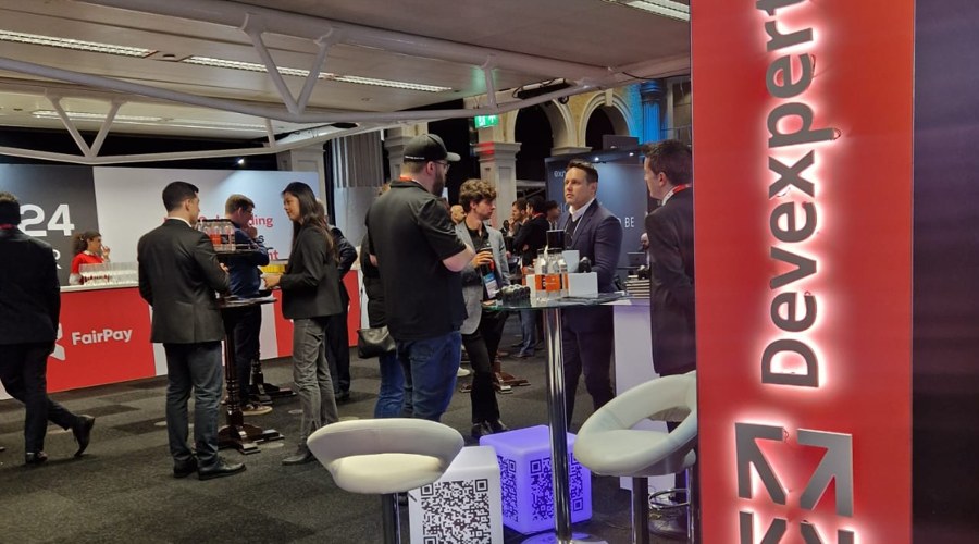 A股午评 | 沪指半日涨0.27% PEEK材料、军工股再度走强 医药板块调整