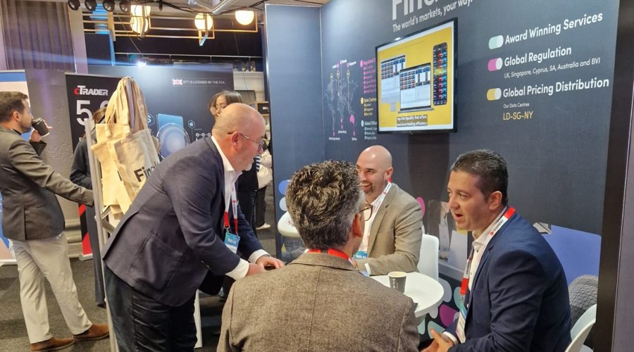 市直属机关后勤服务中心向木兰河社区捐赠办公设备